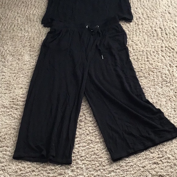Z Supply set ! Black t-shirt and cropped pants both size medium - Picture 2 of 5